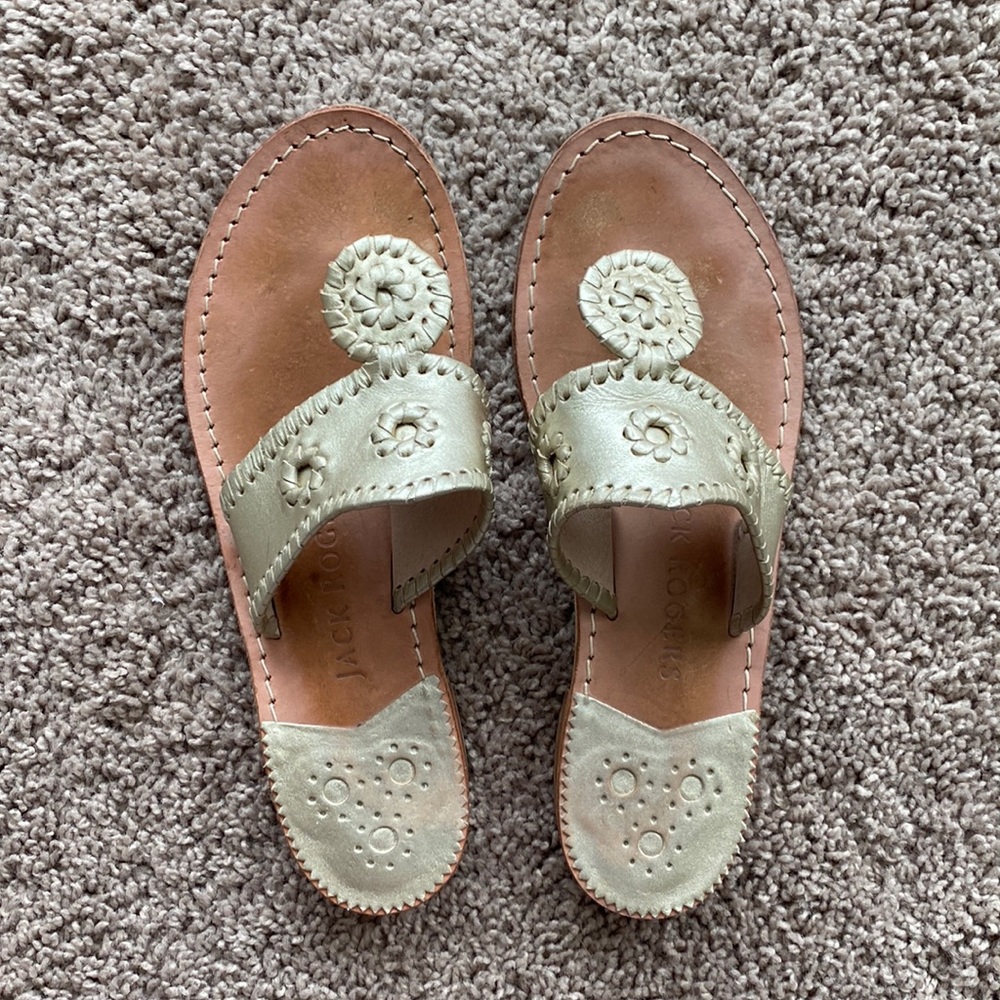 Jack Rogers flat sandal; soft gold; sz 8